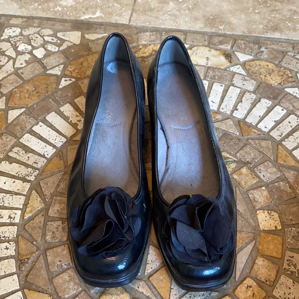 Black “flower” shoes🌺